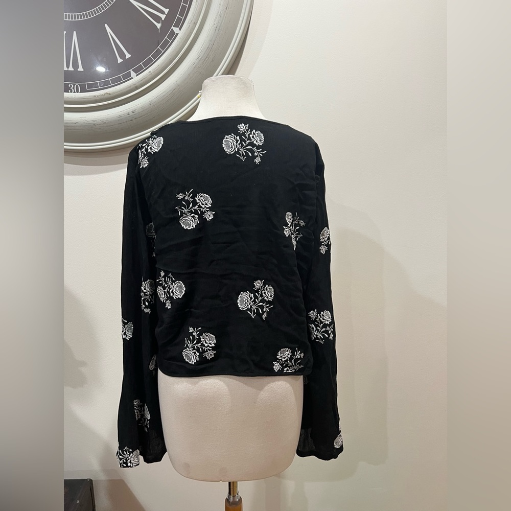 Bell sleeve lace insert criss cross the floral top - Picture 5 of 6